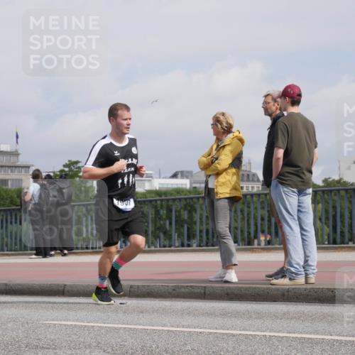 29.06.2025 - hella hamburg halbmarathon Luisa Fischer http://msf.ph/oto/8504329 29.06.2025 10:15:26 Kennedybrücke 7907, 3363, 5150, 7014, 7907, 8917, 9428, 10067, 10402 meine-sportfotos.de