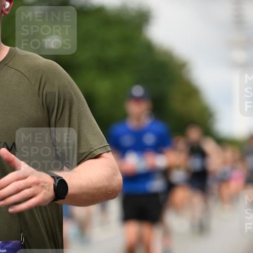 29.06.2025 - hella hamburg halbmarathon Dr. Thomas Lammeyer http://msf.ph/oto/8504348 29.06.2025 10:26:32 Kennedybrücke 1294, 1419, 1598, 1963, 2063, 2172, 2351, 2919, 3108, 3172, 3458, 3735, 3768, 3910, 3946, 3995, 4113, 4114, 4131, 4375, 4376, 4556, 4559, 4829, 5079, 6030, 6303, 6307, 6676, 6805, 6820, 6849, 6899, 6977, 7097, 7162, 7794, 8511, 8855, 8884, 8954, 9204, 9516, 9807, 10065, 10167, 10241, 10663, 10710, 10739, 10902, 10961, 11046 meine-sportfotos.de