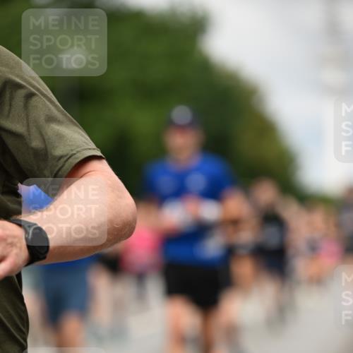 29.06.2025 - hella hamburg halbmarathon Dr. Thomas Lammeyer http://msf.ph/oto/8504352 29.06.2025 10:26:32 Kennedybrücke 1294, 1419, 1598, 1963, 2063, 2172, 2351, 2919, 3108, 3172, 3458, 3735, 3768, 3910, 3946, 3995, 4113, 4114, 4131, 4375, 4376, 4556, 4559, 4829, 5079, 6030, 6303, 6307, 6676, 6805, 6820, 6849, 6899, 6977, 7097, 7162, 7794, 8511, 8855, 8884, 8954, 9204, 9516, 9807, 10065, 10167, 10241, 10663, 10710, 10739, 10902, 10961, 11046 meine-sportfotos.de