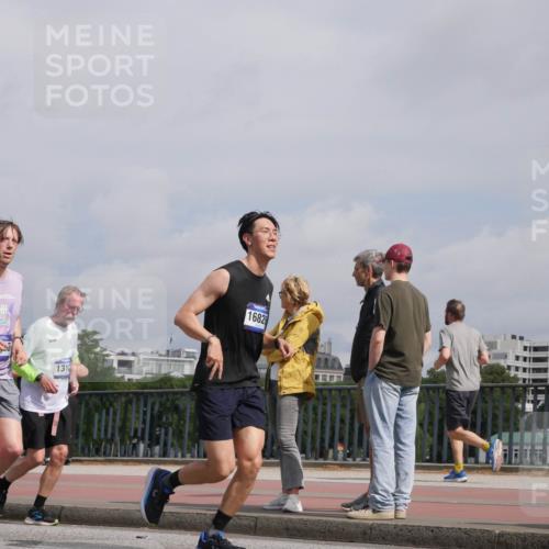 29.06.2025 - hella hamburg halbmarathon Luisa Fischer http://msf.ph/oto/8504360 29.06.2025 10:15:34 Kennedybrücke 1317, 1682, 3363, 4532, 7014, 8917, 9705, 10067, 10409 meine-sportfotos.de