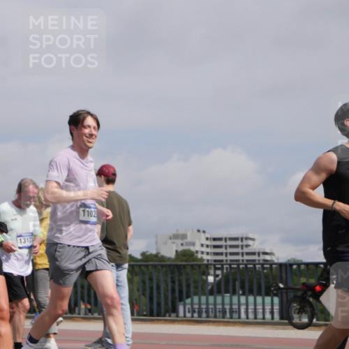 29.06.2025 - hella hamburg halbmarathon Luisa Fischer http://msf.ph/oto/8504367 29.06.2025 10:15:35 Kennedybrücke 18278, 1317, 1102, 16826, 2942, 3363, 4532, 7014, 8917, 9705, 10067, 10409 meine-sportfotos.de
