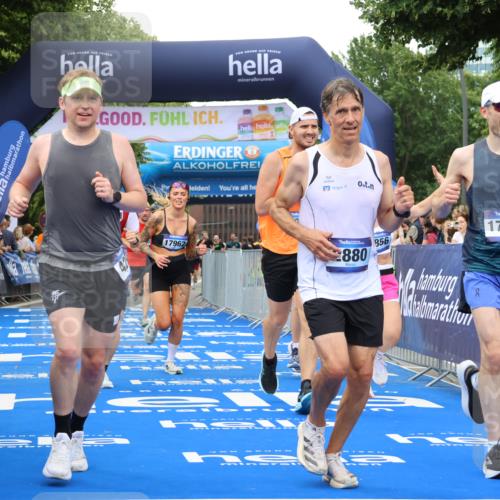 29.06.2025 - hella hamburg halbmarathon Strokosch-Dieckow http://msf.ph/oto/8504379 29.06.2025 10:51:51 Ziel 2396, 2818, 2823, 2880, 4033, 4297, 5102, 6390, 7224, 7409, 7724, 8710, 8819, 8856, 9793, 9959, 10057, 12224, 13799, 15427, 15690, 15727, 16907, 17682, 17815, 17962, 18869, 19053, 19137 meine-sportfotos.de