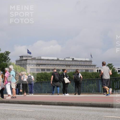 29.06.2025 - hella hamburg halbmarathon Luisa Fischer http://msf.ph/oto/8504380 29.06.2025 10:15:36 Kennedybrücke 8409, 2942, 3363, 4532, 7014, 9705, 10067, 10409 meine-sportfotos.de