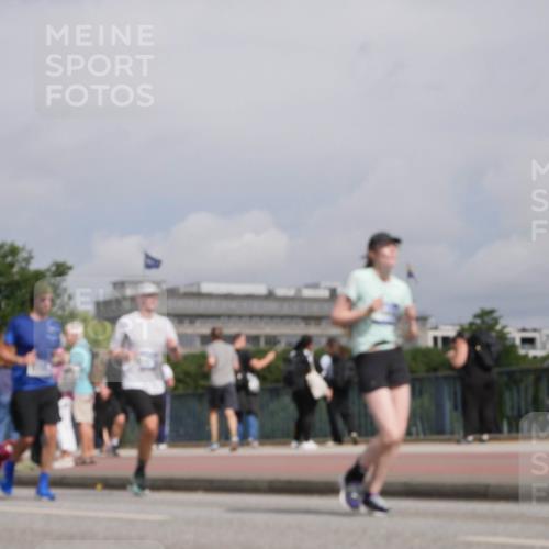 29.06.2025 - hella hamburg halbmarathon Luisa Fischer http://msf.ph/oto/8504401 29.06.2025 10:15:39 Kennedybrücke 2531, 2942, 3360, 4532, 8398, 8405, 9705, 10409 meine-sportfotos.de