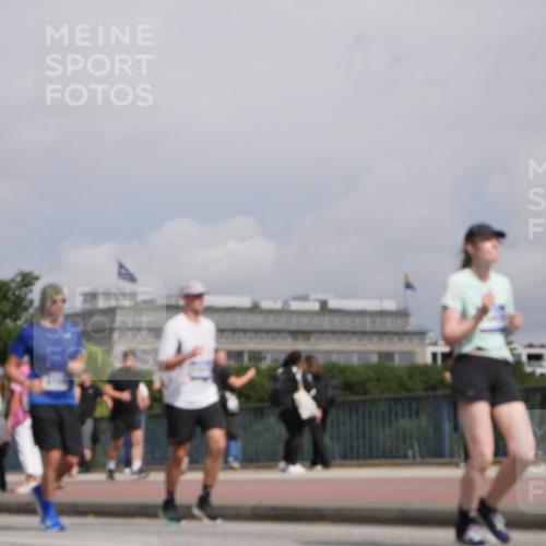 29.06.2025 - hella hamburg halbmarathon Luisa Fischer http://msf.ph/oto/8504405 29.06.2025 10:15:39 Kennedybrücke 2531, 2942, 3360, 4532, 8398, 8405, 9705, 10409 meine-sportfotos.de