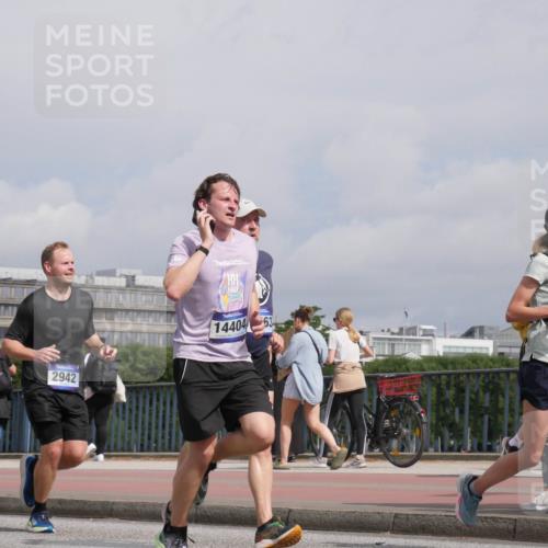29.06.2025 - hella hamburg halbmarathon Luisa Fischer http://msf.ph/oto/8504448 29.06.2025 10:15:43 Kennedybrücke 2942, 14404, 63, 00, 453, 1020, 1051, 2531, 2942, 3360, 4532, 6489, 8398, 8405, 9705, 10409 meine-sportfotos.de