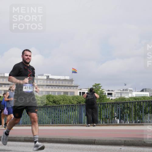29.06.2025 - hella hamburg halbmarathon Luisa Fischer http://msf.ph/oto/8504496 29.06.2025 10:15:56 Kennedybrücke 4187, 1020, 1051, 4187, 7873, 10581 meine-sportfotos.de