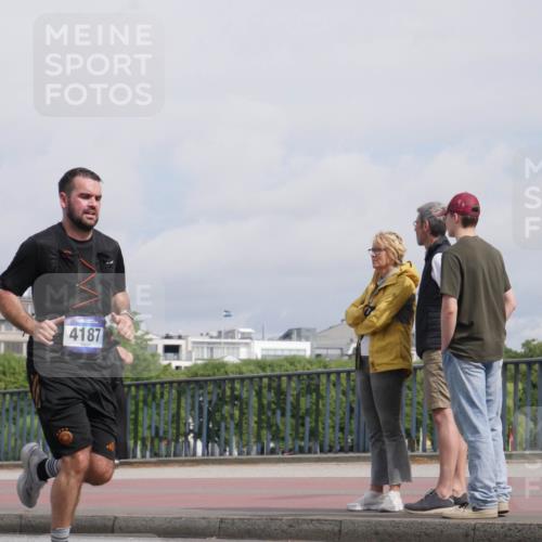 29.06.2025 - hella hamburg halbmarathon Luisa Fischer http://msf.ph/oto/8504504 29.06.2025 10:15:57 Kennedybrücke 4187, 1328, 4187, 5597, 5598, 7873, 8115, 9527, 10581 meine-sportfotos.de