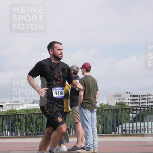 29.06.2025 - hella hamburg halbmarathon Luisa Fischer http://msf.ph/oto/8504510 29.06.2025 10:15:57 Kennedybrücke 4187, 1328, 4187, 5597, 5598, 7873, 8115, 9527, 10581 meine-sportfotos.de