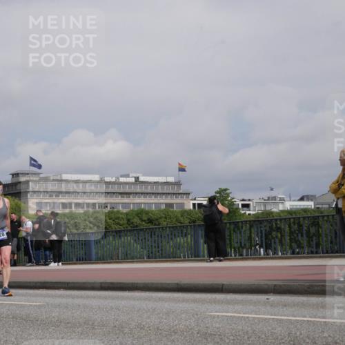 29.06.2025 - hella hamburg halbmarathon Luisa Fischer http://msf.ph/oto/8504519 29.06.2025 10:16:00 Kennedybrücke 17994, 1328, 1328, 4187, 4554, 5597, 5598, 8115, 9527, 10581 meine-sportfotos.de