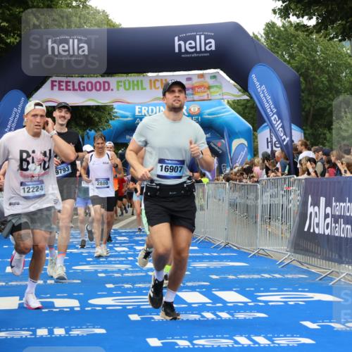 29.06.2025 - hella hamburg halbmarathon Strokosch-Dieckow http://msf.ph/oto/8504527 29.06.2025 10:51:47 Ziel 2396, 2818, 2823, 2880, 4297, 5102, 6286, 7224, 8710, 8819, 8856, 9793, 9959, 12224, 13799, 15427, 15496, 15690, 15727, 15831, 15899, 16907, 17682, 17815, 17962, 19053, 19137 meine-sportfotos.de