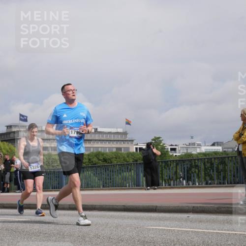 29.06.2025 - hella hamburg halbmarathon Luisa Fischer http://msf.ph/oto/8504530 29.06.2025 10:16:01 Kennedybrücke 88, 922, 1328, 1799, 1328, 4554, 5597, 5598, 8115, 9527, 10581 meine-sportfotos.de