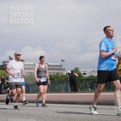 29.06.2025 - hella hamburg halbmarathon Luisa Fischer http://msf.ph/oto/8504536 29.06.2025 10:16:02 Kennedybrücke 7988, 1328, 1799, 1328, 4554, 5597, 5598, 8115, 9527, 10581 meine-sportfotos.de