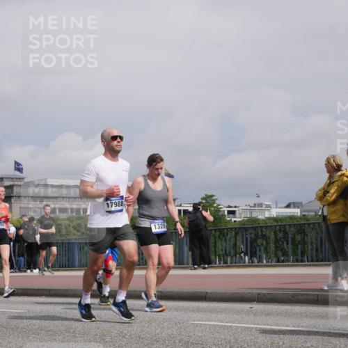 29.06.2025 - hella hamburg halbmarathon Luisa Fischer http://msf.ph/oto/8504540 29.06.2025 10:16:02 Kennedybrücke 183, 10581, 17988, 1328, 1328, 4554, 5597, 5598, 8115, 9527, 10581 meine-sportfotos.de