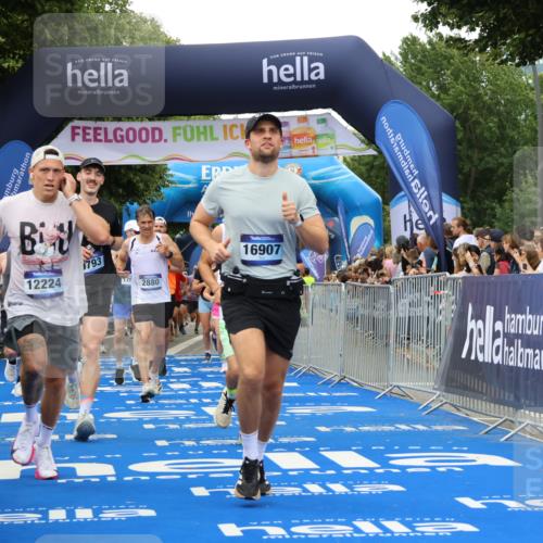 29.06.2025 - hella hamburg halbmarathon Strokosch-Dieckow http://msf.ph/oto/8504549 29.06.2025 10:51:47 Ziel 2396, 2818, 2823, 2880, 4297, 5102, 6286, 7224, 8710, 8819, 8856, 9793, 9959, 12224, 13799, 15427, 15496, 15690, 15727, 15831, 15899, 16907, 17682, 17815, 17962, 19053, 19137 meine-sportfotos.de
