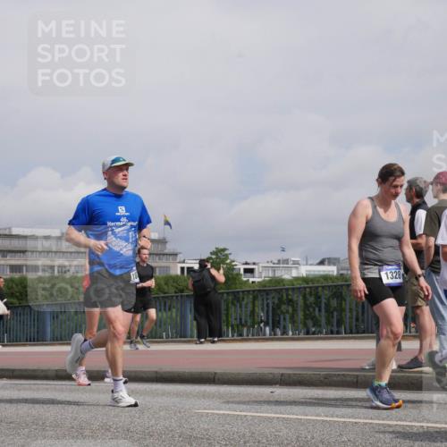 29.06.2025 - hella hamburg halbmarathon Luisa Fischer http://msf.ph/oto/8504554 29.06.2025 10:16:04 Kennedybrücke 46, 18, 1328, 1592, 1328, 4554, 5597, 5598, 8115, 8279, 9527, 10581 meine-sportfotos.de