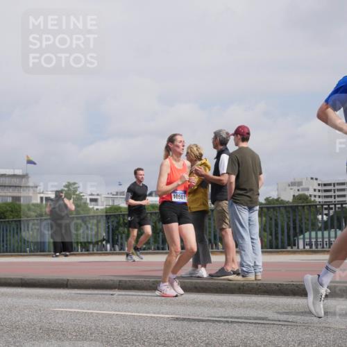 29.06.2025 - hella hamburg halbmarathon Luisa Fischer http://msf.ph/oto/8504565 29.06.2025 10:16:05 Kennedybrücke 5597, 10581, 46, 1328, 4554, 5597, 5598, 8115, 8279, 9527, 10581 meine-sportfotos.de
