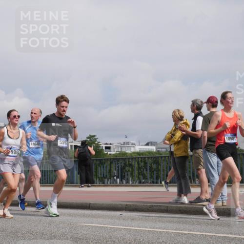 29.06.2025 - hella hamburg halbmarathon Luisa Fischer http://msf.ph/oto/8504571 29.06.2025 10:16:05 Kennedybrücke 4554, 598, 18048, 5597, 10581, 1328, 4554, 5597, 5598, 8115, 8279, 9527, 10581 meine-sportfotos.de
