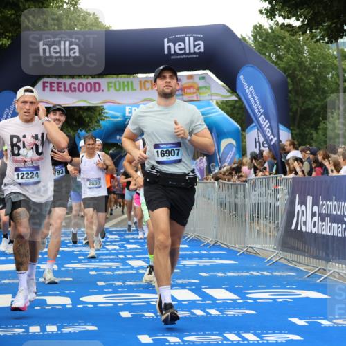 29.06.2025 - hella hamburg halbmarathon Strokosch-Dieckow http://msf.ph/oto/8504573 29.06.2025 10:51:47 Ziel 2396, 2818, 2823, 2880, 4297, 5102, 6286, 7224, 8710, 8819, 8856, 9793, 9959, 12224, 13799, 15427, 15496, 15690, 15727, 15831, 15899, 16907, 17682, 17815, 17962, 19053, 19137 meine-sportfotos.de