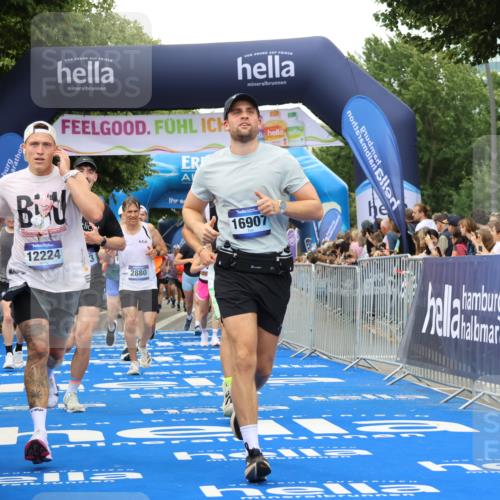 29.06.2025 - hella hamburg halbmarathon Strokosch-Dieckow http://msf.ph/oto/8504589 29.06.2025 10:51:47 Ziel 2396, 2818, 2823, 2880, 4297, 5102, 6286, 7224, 8710, 8819, 8856, 9793, 9959, 12224, 13799, 15427, 15496, 15690, 15727, 15831, 15899, 16907, 17682, 17815, 17962, 19053, 19137 meine-sportfotos.de