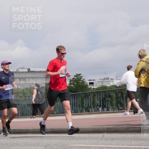 29.06.2025 - hella hamburg halbmarathon Luisa Fischer http://msf.ph/oto/8504602 29.06.2025 10:16:09 Kennedybrücke 043, 3331, 1007, 1328, 4554, 5597, 5598, 8115, 8279, 9527 meine-sportfotos.de