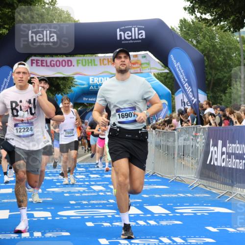 29.06.2025 - hella hamburg halbmarathon Strokosch-Dieckow http://msf.ph/oto/8504606 29.06.2025 10:51:47 Ziel 2396, 2818, 2823, 2880, 4297, 5102, 6286, 7224, 8710, 8819, 8856, 9793, 9959, 12224, 13799, 15427, 15496, 15690, 15727, 15831, 15899, 16907, 17682, 17815, 17962, 19053, 19137 meine-sportfotos.de