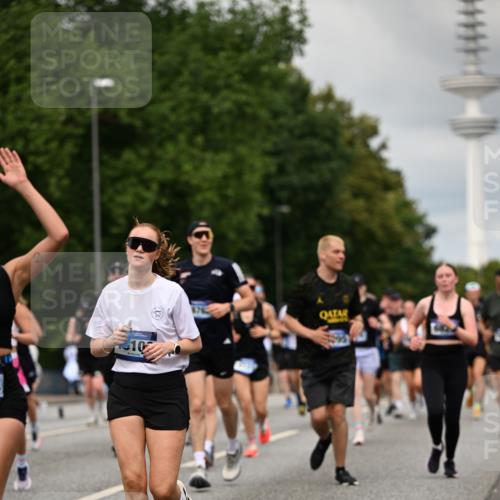 29.06.2025 - hella hamburg halbmarathon Dr. Thomas Lammeyer http://msf.ph/oto/8504633 29.06.2025 10:26:44 Kennedybrücke 1598, 2351, 2479, 2744, 2886, 3108, 3430, 3458, 3735, 3768, 3910, 3946, 3995, 4113, 4114, 4131, 4190, 4266, 4366, 4556, 4559, 4829, 4970, 5079, 6030, 6049, 6303, 6307, 6805, 6820, 6826, 6849, 6881, 6899, 6977, 7097, 7162, 7188, 7190, 7276, 7794, 7925, 8511, 8855, 8931, 9204, 9392, 9516, 10065, 10210, 10241, 10573, 10663, 10739, 10917, 10961, 11046 meine-sportfotos.de