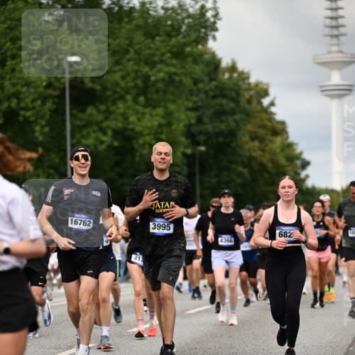 29.06.2025 - hella hamburg halbmarathon Dr. Thomas Lammeyer http://msf.ph/oto/8504647 29.06.2025 10:26:45 Kennedybrücke 1598, 2351, 2479, 2744, 2886, 3430, 3458, 3735, 3910, 3995, 4113, 4114, 4131, 4190, 4266, 4366, 4556, 4559, 4829, 4970, 5079, 6030, 6049, 6303, 6307, 6805, 6820, 6826, 6849, 6881, 6899, 6977, 7097, 7162, 7188, 7190, 7276, 7794, 7925, 8511, 8855, 8931, 9204, 9392, 9516, 10065, 10210, 10241, 10573, 10663, 10739, 10917, 10961, 11046 meine-sportfotos.de
