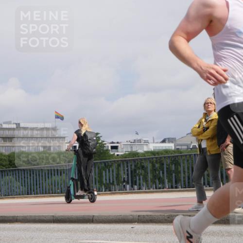 29.06.2025 - hella hamburg halbmarathon Luisa Fischer http://msf.ph/oto/8504666 29.06.2025 10:16:18 Kennedybrücke 1007, 1859, 2961, 2987, 3218, 3729, 4950, 5232, 6026, 7346, 8913, 9128 meine-sportfotos.de