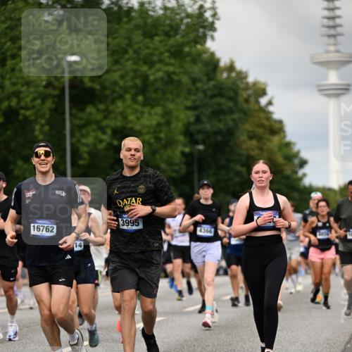 29.06.2025 - hella hamburg halbmarathon Dr. Thomas Lammeyer http://msf.ph/oto/8504667 29.06.2025 10:26:46 Kennedybrücke 1598, 2351, 2479, 2744, 2886, 3430, 3458, 3735, 3910, 3995, 4113, 4114, 4131, 4190, 4266, 4366, 4559, 4829, 4970, 6030, 6049, 6303, 6307, 6820, 6826, 6849, 6881, 6899, 6977, 7097, 7162, 7188, 7190, 7276, 7794, 7925, 8511, 8855, 8931, 9204, 9392, 9516, 10065, 10210, 10241, 10573, 10663, 10739, 10917, 10961, 11046 meine-sportfotos.de
