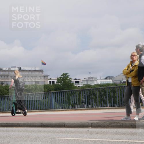 29.06.2025 - hella hamburg halbmarathon Luisa Fischer http://msf.ph/oto/8504671 29.06.2025 10:16:18 Kennedybrücke 1007, 1859, 2961, 2987, 3218, 3729, 4950, 5232, 6026, 7346, 8913, 9128 meine-sportfotos.de