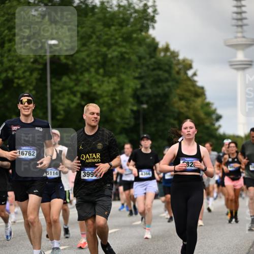29.06.2025 - hella hamburg halbmarathon Dr. Thomas Lammeyer http://msf.ph/oto/8504674 29.06.2025 10:26:46 Kennedybrücke 1598, 2351, 2479, 2744, 2886, 3430, 3458, 3735, 3910, 3995, 4113, 4114, 4131, 4190, 4266, 4366, 4559, 4829, 4970, 6030, 6049, 6303, 6307, 6820, 6826, 6849, 6881, 6899, 6977, 7097, 7162, 7188, 7190, 7276, 7794, 7925, 8511, 8855, 8931, 9204, 9392, 9516, 10065, 10210, 10241, 10573, 10663, 10739, 10917, 10961, 11046 meine-sportfotos.de