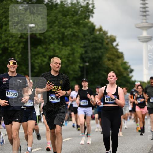 29.06.2025 - hella hamburg halbmarathon Dr. Thomas Lammeyer http://msf.ph/oto/8504680 29.06.2025 10:26:46 Kennedybrücke 1598, 2351, 2479, 2744, 2886, 3430, 3458, 3735, 3910, 3995, 4113, 4114, 4131, 4190, 4266, 4366, 4559, 4829, 4970, 6030, 6049, 6303, 6307, 6820, 6826, 6849, 6881, 6899, 6977, 7097, 7162, 7188, 7190, 7276, 7794, 7925, 8511, 8855, 8931, 9204, 9392, 9516, 10065, 10210, 10241, 10573, 10663, 10739, 10917, 10961, 11046 meine-sportfotos.de