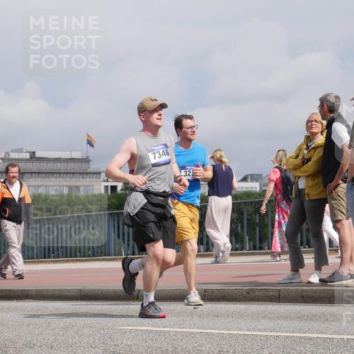 29.06.2025 - hella hamburg halbmarathon Luisa Fischer http://msf.ph/oto/8504686 29.06.2025 10:16:20 Kennedybrücke 859, 7346, 32, 1007, 1859, 2961, 2987, 3218, 3729, 4950, 5232, 6026, 7346, 8913, 9128 meine-sportfotos.de