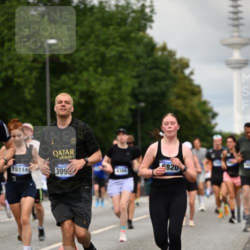 29.06.2025 - hella hamburg halbmarathon Dr. Thomas Lammeyer http://msf.ph/oto/8504691 29.06.2025 10:26:47 Kennedybrücke 1598, 2351, 2479, 2744, 2886, 3430, 3458, 3910, 3995, 4113, 4114, 4131, 4190, 4266, 4366, 4559, 4829, 4970, 6049, 6303, 6307, 6820, 6826, 6849, 6881, 6899, 6977, 7097, 7162, 7188, 7190, 7276, 7794, 7925, 8511, 8855, 8931, 9204, 9392, 10065, 10210, 10241, 10573, 10663, 10739, 10917, 10961, 11046 meine-sportfotos.de