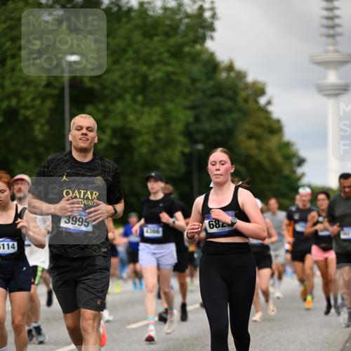 29.06.2025 - hella hamburg halbmarathon Dr. Thomas Lammeyer http://msf.ph/oto/8504706 29.06.2025 10:26:47 Kennedybrücke 1598, 2351, 2479, 2744, 2886, 3430, 3458, 3910, 3995, 4113, 4114, 4131, 4190, 4266, 4366, 4559, 4829, 4970, 6049, 6303, 6307, 6820, 6826, 6849, 6881, 6899, 6977, 7097, 7162, 7188, 7190, 7276, 7794, 7925, 8511, 8855, 8931, 9204, 9392, 10065, 10210, 10241, 10573, 10663, 10739, 10917, 10961, 11046 meine-sportfotos.de
