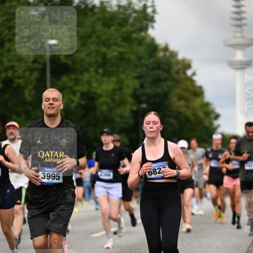 29.06.2025 - hella hamburg halbmarathon Dr. Thomas Lammeyer http://msf.ph/oto/8504712 29.06.2025 10:26:47 Kennedybrücke 1598, 2351, 2479, 2744, 2886, 3430, 3458, 3910, 3995, 4113, 4114, 4131, 4190, 4266, 4366, 4559, 4829, 4970, 6049, 6303, 6307, 6820, 6826, 6849, 6881, 6899, 6977, 7097, 7162, 7188, 7190, 7276, 7794, 7925, 8511, 8855, 8931, 9204, 9392, 10065, 10210, 10241, 10573, 10663, 10739, 10917, 10961, 11046 meine-sportfotos.de