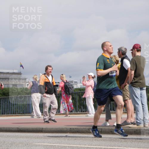 29.06.2025 - hella hamburg halbmarathon Luisa Fischer http://msf.ph/oto/8504714 29.06.2025 10:16:23 Kennedybrücke 2961, 1859, 2055, 2359, 2961, 2987, 3218, 3729, 4950, 5232, 6026, 7346, 7460, 8913, 9128 meine-sportfotos.de