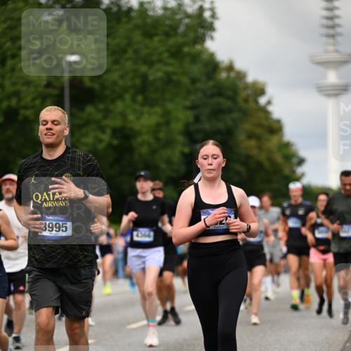 29.06.2025 - hella hamburg halbmarathon Dr. Thomas Lammeyer http://msf.ph/oto/8504721 29.06.2025 10:26:47 Kennedybrücke 1598, 2351, 2479, 2744, 2886, 3430, 3458, 3910, 3995, 4113, 4114, 4131, 4190, 4266, 4366, 4559, 4829, 4970, 6049, 6303, 6307, 6820, 6826, 6849, 6881, 6899, 6977, 7097, 7162, 7188, 7190, 7276, 7794, 7925, 8511, 8855, 8931, 9204, 9392, 10065, 10210, 10241, 10573, 10663, 10739, 10917, 10961, 11046 meine-sportfotos.de