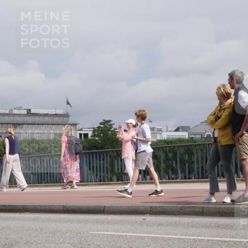 29.06.2025 - hella hamburg halbmarathon Luisa Fischer http://msf.ph/oto/8504733 29.06.2025 10:16:26 Kennedybrücke 2055, 2359, 2904, 2961, 2987, 3729, 4950, 5232, 6026, 6207, 7460, 8913, 9128 meine-sportfotos.de