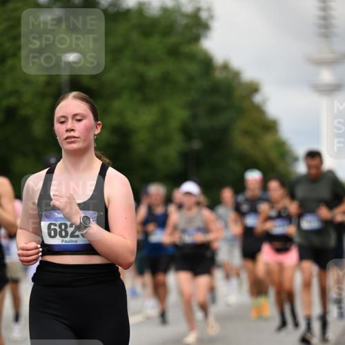 29.06.2025 - hella hamburg halbmarathon Dr. Thomas Lammeyer http://msf.ph/oto/8504764 29.06.2025 10:26:49 Kennedybrücke 1598, 2351, 2479, 2744, 2886, 3430, 3458, 3600, 3910, 3995, 4113, 4131, 4190, 4266, 4366, 4559, 4829, 4970, 6048, 6049, 6303, 6307, 6820, 6826, 6881, 6899, 6977, 7097, 7162, 7188, 7190, 7276, 7925, 8511, 8855, 8931, 9392, 10065, 10210, 10241, 10432, 10573, 10663, 10739, 10917, 11046 meine-sportfotos.de