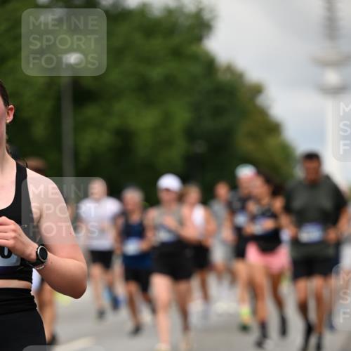 29.06.2025 - hella hamburg halbmarathon Dr. Thomas Lammeyer http://msf.ph/oto/8504789 29.06.2025 10:26:50 Kennedybrücke 1598, 2351, 2479, 2744, 2886, 3430, 3458, 3600, 3601, 3910, 3995, 4113, 4131, 4190, 4266, 4366, 4559, 4829, 4970, 6048, 6049, 6307, 6820, 6826, 6881, 6899, 6977, 7097, 7188, 7190, 7276, 7925, 8511, 8855, 8931, 9392, 10065, 10210, 10432, 10573, 10739, 10917, 11046 meine-sportfotos.de