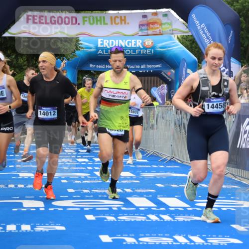 29.06.2025 - hella hamburg halbmarathon Strokosch-Dieckow http://msf.ph/oto/8504797 29.06.2025 10:51:39 Ziel 2396, 5008, 6286, 7224, 8710, 8819, 10691, 12224, 13327, 14012, 14458, 15496, 15727, 15831, 15899, 17682, 19007, 19020, 19053 meine-sportfotos.de