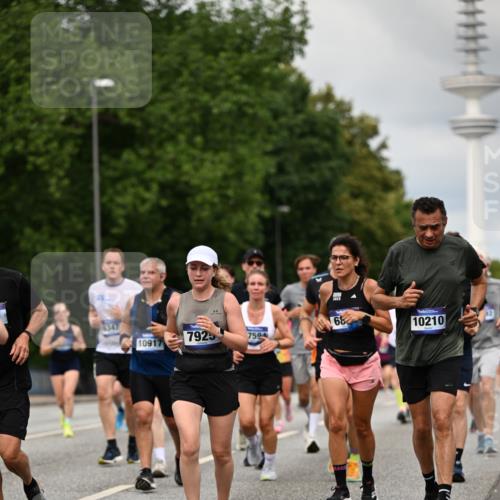29.06.2025 - hella hamburg halbmarathon Dr. Thomas Lammeyer http://msf.ph/oto/8504802 29.06.2025 10:26:50 Kennedybrücke 1598, 2351, 2479, 2744, 2886, 3430, 3458, 3600, 3601, 3910, 3995, 4113, 4131, 4190, 4266, 4366, 4559, 4829, 4970, 6048, 6049, 6307, 6820, 6826, 6881, 6899, 6977, 7097, 7188, 7190, 7276, 7925, 8511, 8855, 8931, 9392, 10065, 10210, 10432, 10573, 10739, 10917, 11046 meine-sportfotos.de