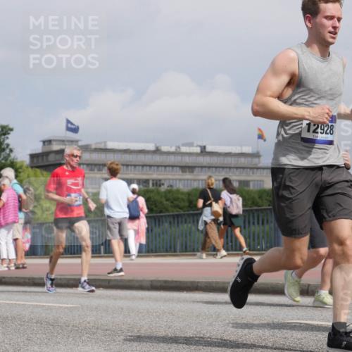 29.06.2025 - hella hamburg halbmarathon Luisa Fischer http://msf.ph/oto/8504809 29.06.2025 10:16:34 Kennedybrücke 12928, 1, 1194, 1939, 2055, 2359, 2721, 2904, 4001, 6207, 7460, 7913, 9612, 9631 meine-sportfotos.de