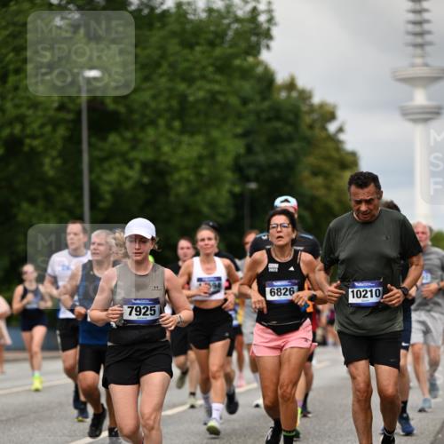 29.06.2025 - hella hamburg halbmarathon Dr. Thomas Lammeyer http://msf.ph/oto/8504823 29.06.2025 10:26:51 Kennedybrücke 2351, 2479, 2744, 2886, 3430, 3600, 3601, 3910, 3995, 4113, 4131, 4190, 4266, 4366, 4559, 4829, 4970, 6048, 6049, 6307, 6820, 6826, 6881, 6899, 7097, 7188, 7190, 7276, 7925, 8511, 8855, 8931, 9392, 10065, 10210, 10432, 10573, 10739, 10917, 11046 meine-sportfotos.de