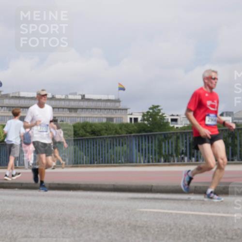 29.06.2025 - hella hamburg halbmarathon Luisa Fischer http://msf.ph/oto/8504827 29.06.2025 10:16:36 Kennedybrücke 1194, 1939, 2359, 2721, 2904, 4001, 4795, 5631, 6207, 7913, 9612, 9631 meine-sportfotos.de