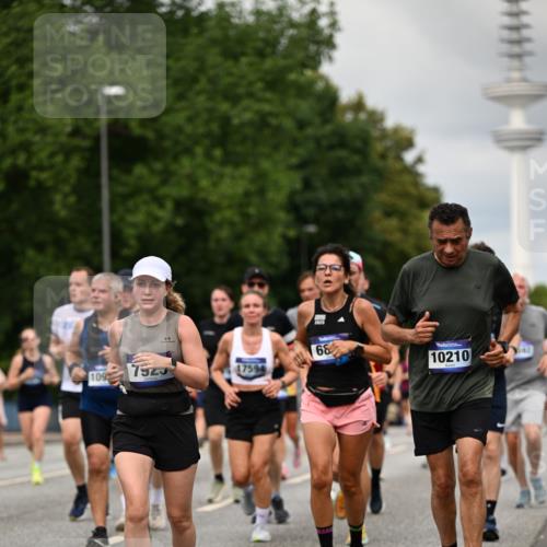29.06.2025 - hella hamburg halbmarathon Dr. Thomas Lammeyer http://msf.ph/oto/8504828 29.06.2025 10:26:51 Kennedybrücke 2351, 2479, 2744, 2886, 3430, 3600, 3601, 3910, 3995, 4113, 4131, 4190, 4266, 4366, 4559, 4829, 4970, 6048, 6049, 6307, 6820, 6826, 6881, 6899, 7097, 7188, 7190, 7276, 7925, 8511, 8855, 8931, 9392, 10065, 10210, 10432, 10573, 10739, 10917, 11046 meine-sportfotos.de