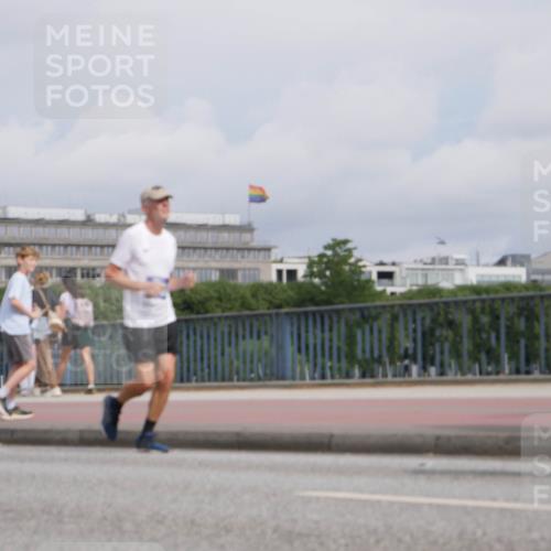 29.06.2025 - hella hamburg halbmarathon Luisa Fischer http://msf.ph/oto/8504832 29.06.2025 10:16:36 Kennedybrücke 1194, 1939, 2359, 2721, 2904, 4001, 4795, 5631, 6207, 7913, 9612, 9631 meine-sportfotos.de