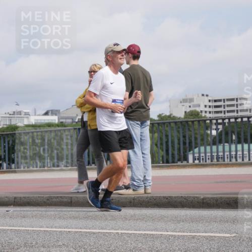 29.06.2025 - hella hamburg halbmarathon Luisa Fischer http://msf.ph/oto/8504848 29.06.2025 10:16:37 Kennedybrücke 1194, 1939, 2721, 2904, 4001, 4795, 5631, 6207, 7913, 9612, 9631 meine-sportfotos.de